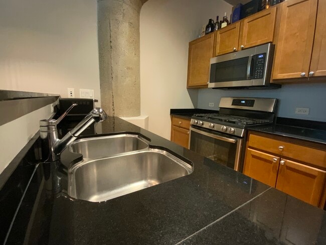 Kitchen - 1033 W 14th Pl Unit 212
