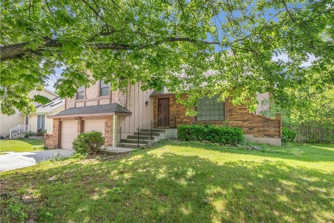 Photo - 405 S Montclaire Dr House