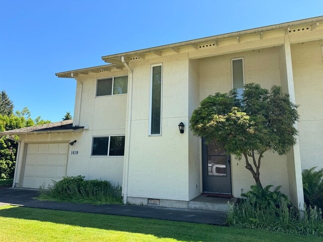 Building Photo - 3 bedroom 2.5 bathroom duplex off Coburg Rd.