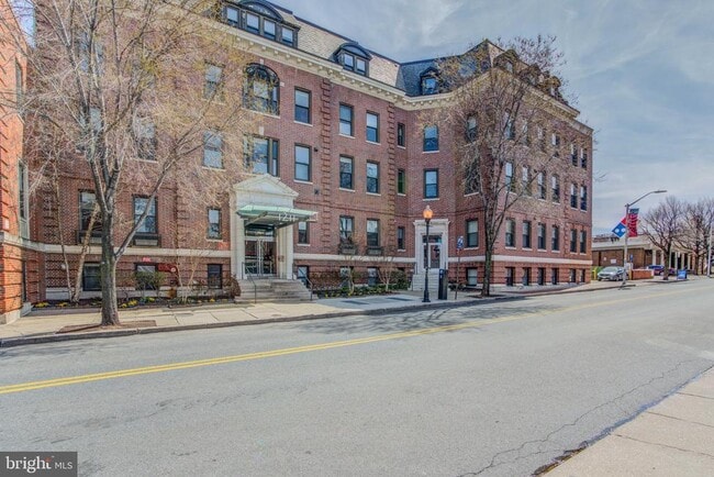 1211 Light St Unit 208
