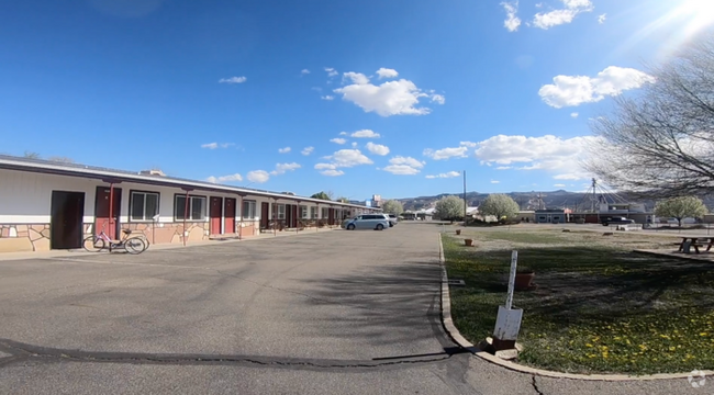 Building Photo - Downtown Fruita Studio Available with Cabl... Rental