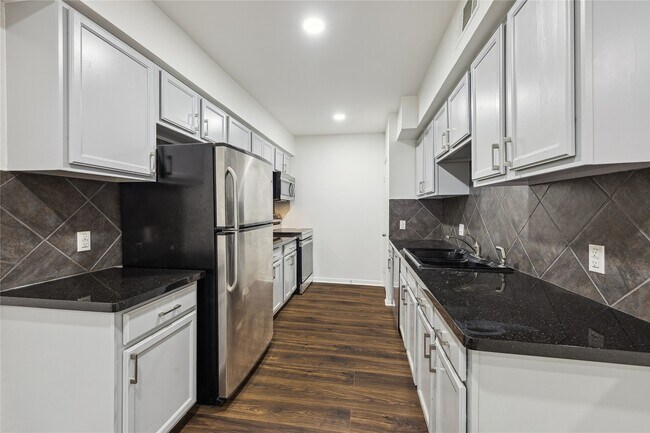 Building Photo - 705 Harold St Unit 3