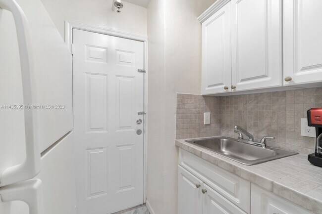 Photo - 3030 Collins Ave Unit 1C