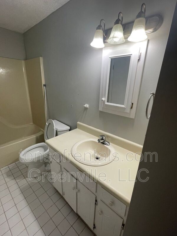 Photo - 100 Pinebrook Rd