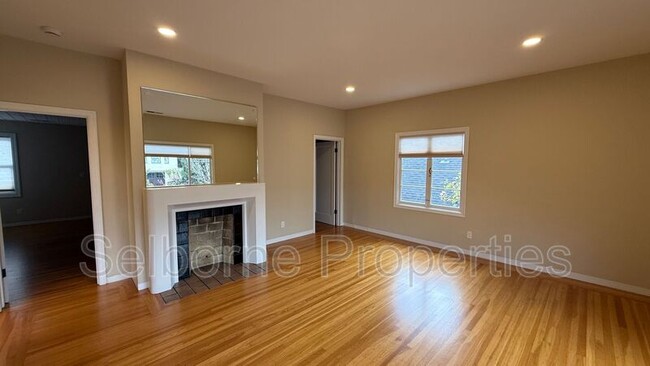 Photo - 4174 Howe St