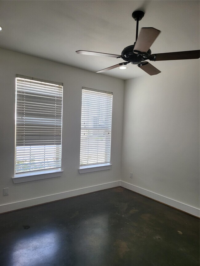 Building Photo - 2423 Roufa Rd Rental