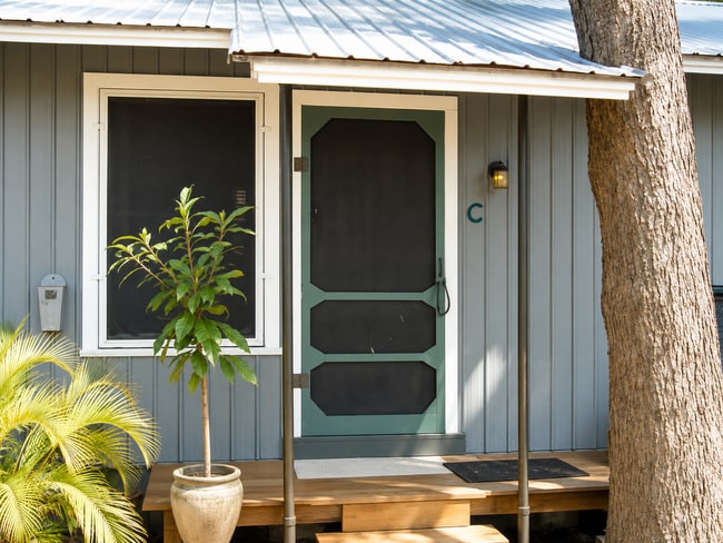 Building Photo - Charming Studio Apartment in Hyde Park – Private Yard, Wood Floors & Onsite Laundry