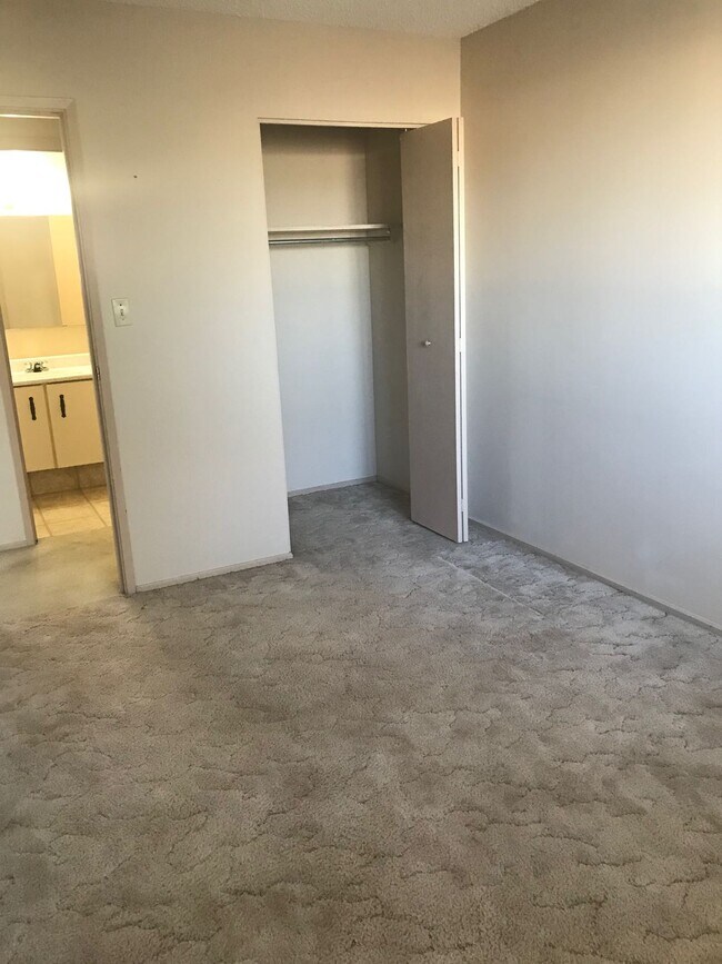 Photo - 1 Bed 1 Bath Unit in Red Deer, AB Unit 205