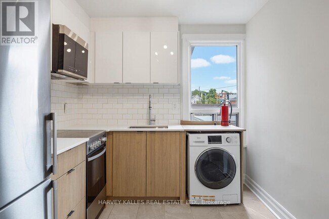 Photo - 910 Bloor St W