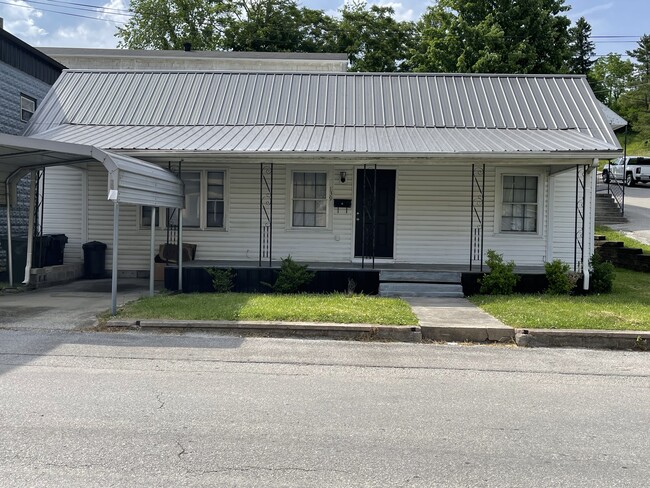 Front of House - 139 E 5th St House