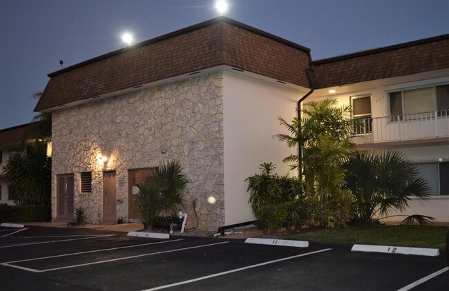 Building Photo - 2878 Donnelly Dr Unit 106