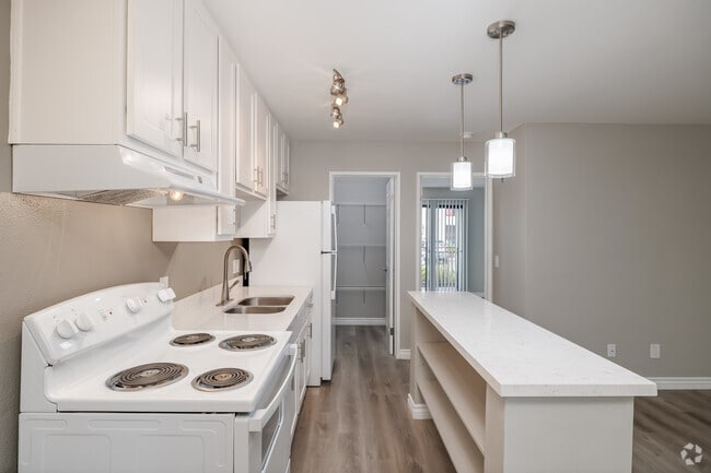 1BR, 1BA - 560SF - Kitchen