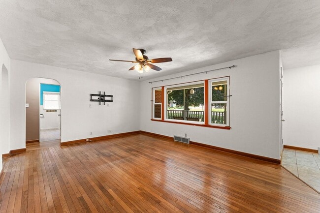 Photo - 511 W Commercial Ave
