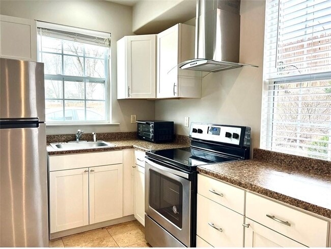 Building Photo - 4236 E Cherokee Dr