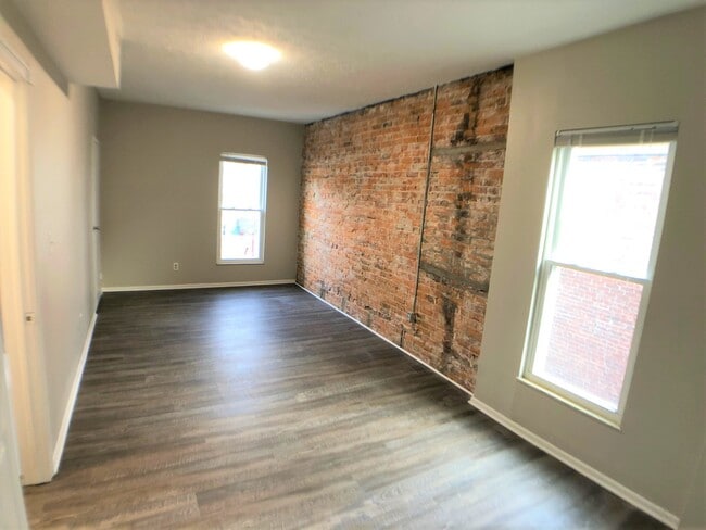 Building Photo - 881 Oak St