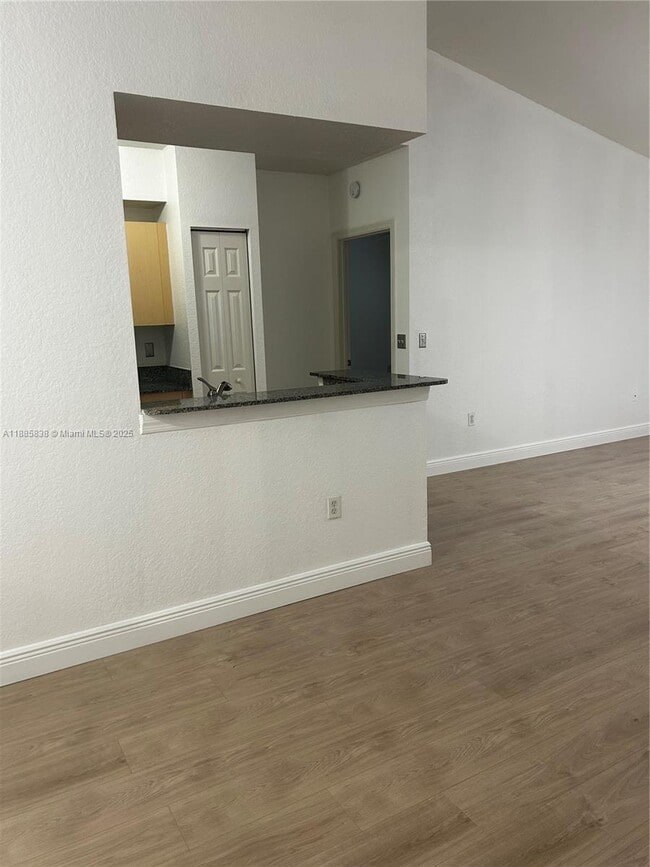 Photo - 2549 Centergate Dr Unidad 204