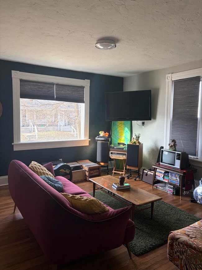 Sala de estar con gran ventanal. - 2580 Deming Ave