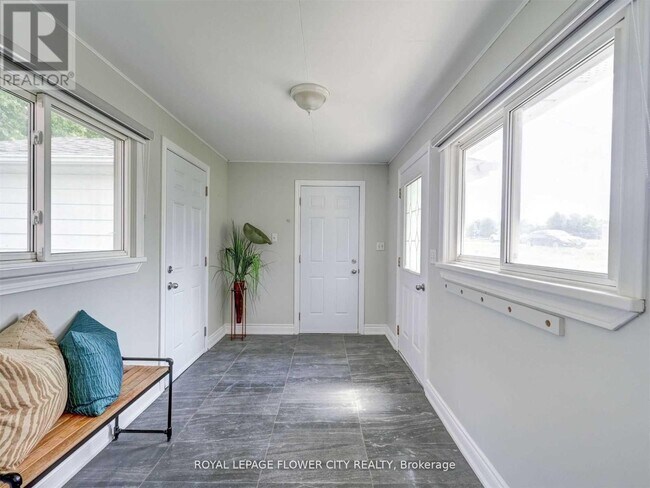 Photo - 5263 Trafalgar Rd