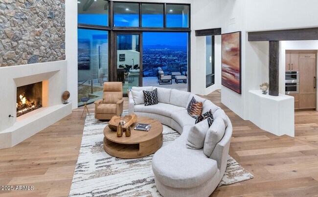5810 E Cholla Ln