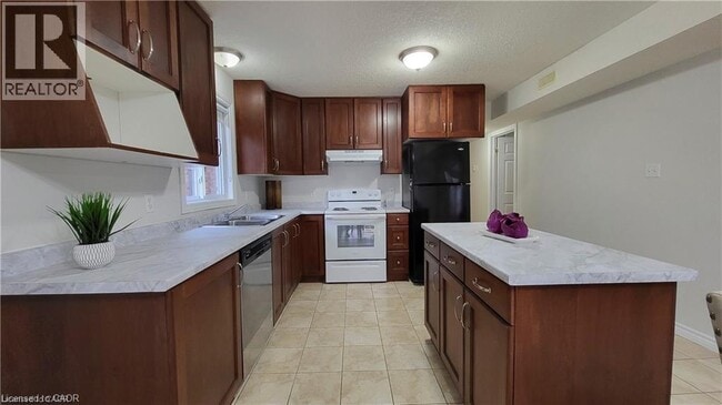 Photo - 128 Udvari Crescent