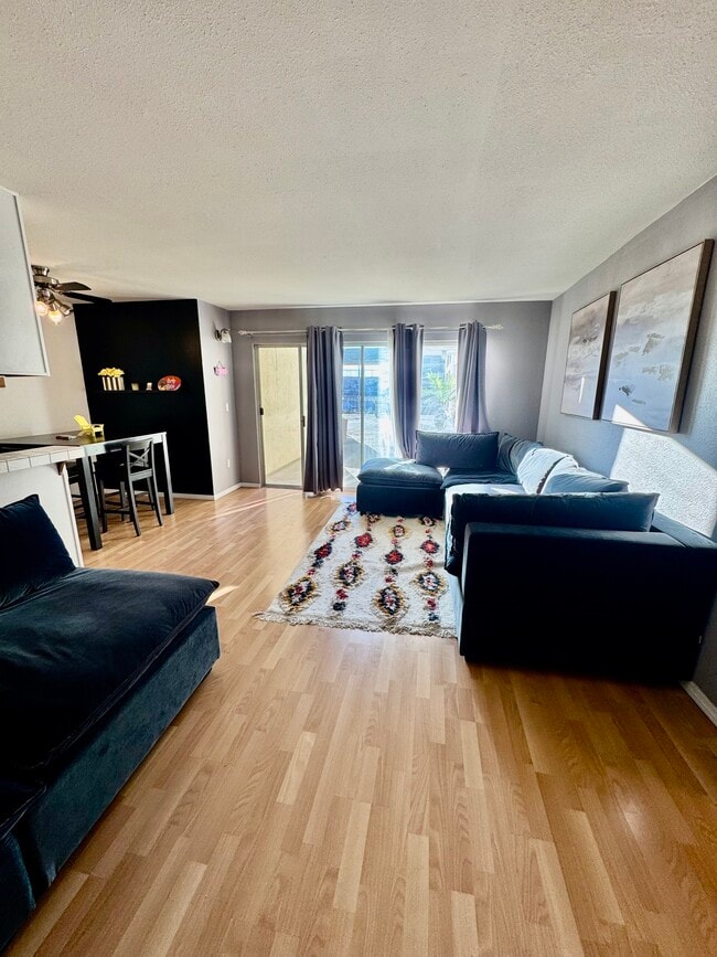 Building Photo - 1600 Ardmore Ave Unit 220