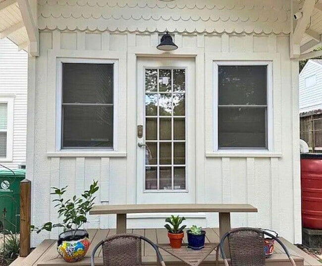 Photo - 1023 1/2 W Gardner St - West Gardner Garag...