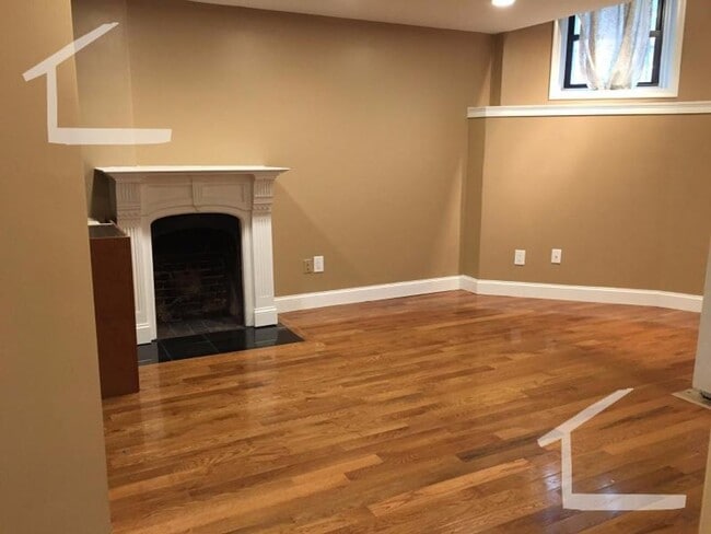 Building Photo - Great Renovated 1 Bed(basement) - Close to the Green Line (.12mi)