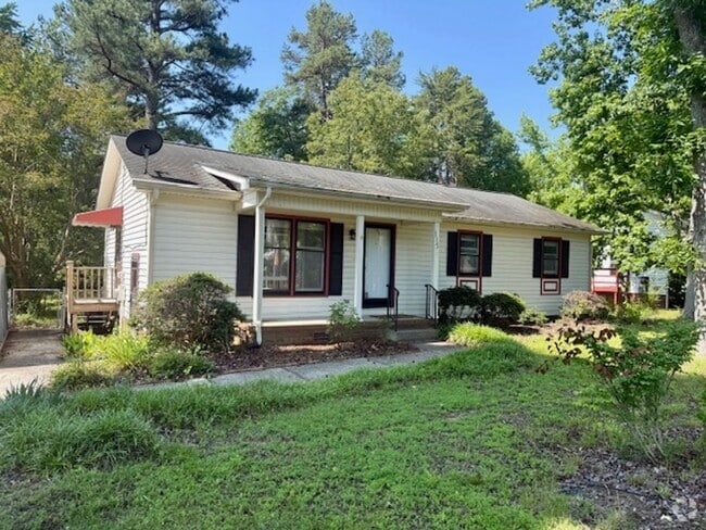 Building Photo - Three bedroom, 1.5 bath house in Elon