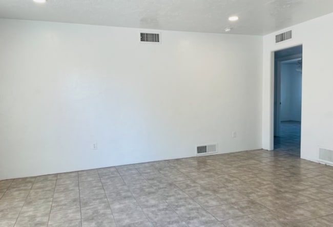 Photo - Expansive Elegant and Modern Stunning 3 Be...