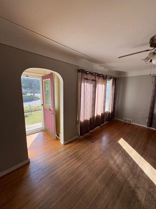 Photo - FOR RENT Spacious 4 Bed / 1 Bath Home on C...