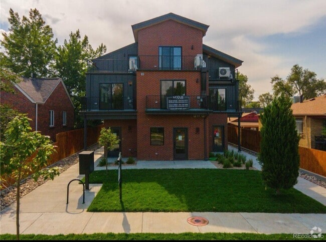 Building Photo - Unbelievable 2 Bed + Den Townhome - The Ul...