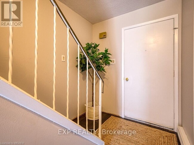 Photo - 1060 Canfield Crescent