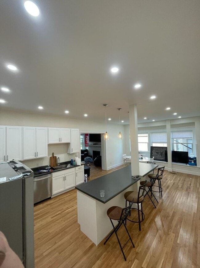 Photo - Massive  13-Bedroom House with huge Privat...