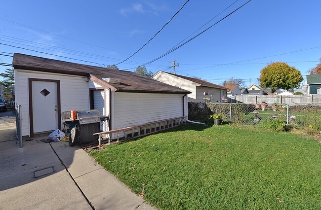 Back Yard. - 1516 Thurston Ave Unit Upper