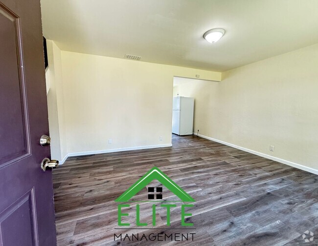 Building Photo - Charming and Updated Townhome in the Heart...