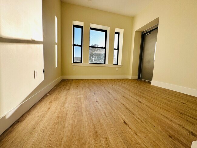 Photo - 502 William St Unit 1D