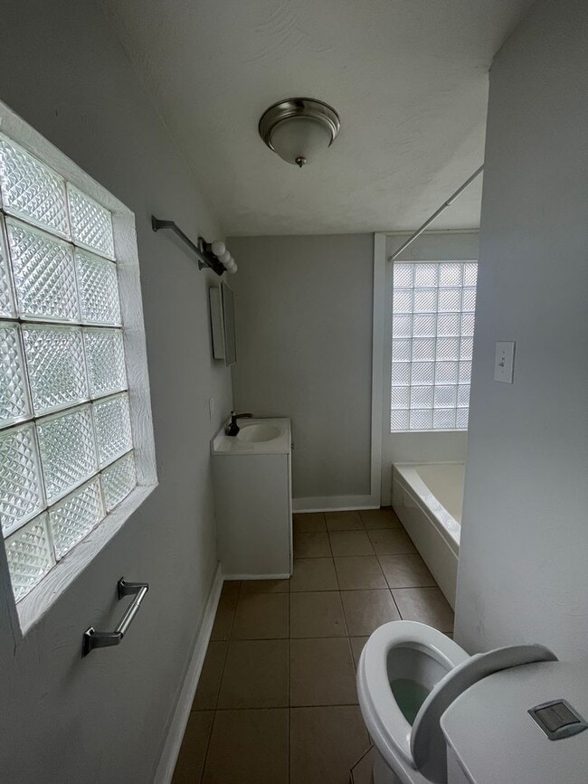 Photo - Available July 1st! 3 Bed 1.5 Single Famil...