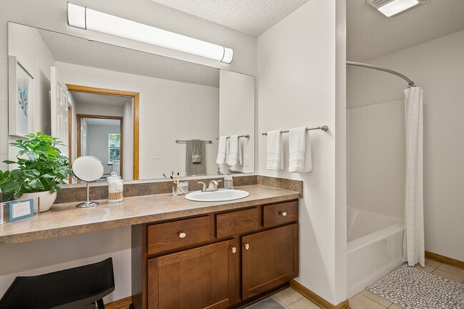 Riverwood Apartments Bathroom