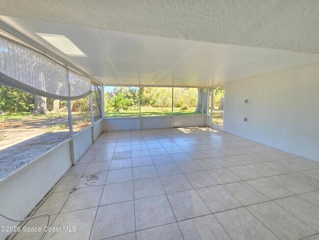 Photo - 771 Onyx Dr NE