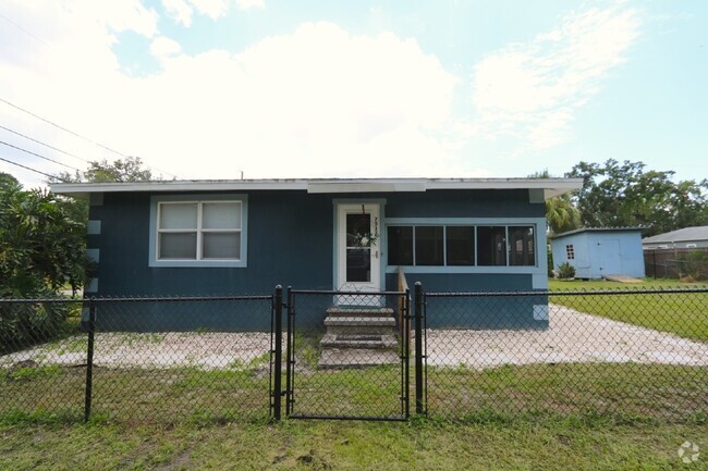 Building Photo - Like new 3bed/2bath home Tampa