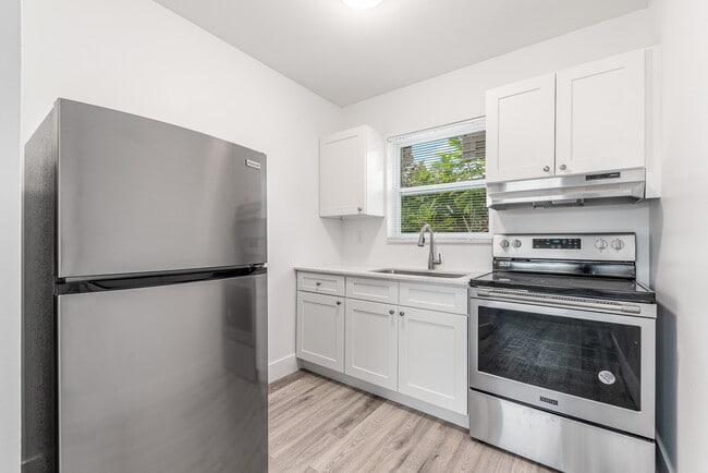 Photo - 660 SW Bryant Ave