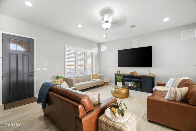 Photo - 825 Acton St