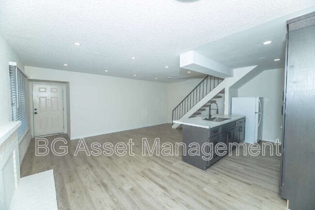 Building Photo - 4110 34th Ave Unit 3