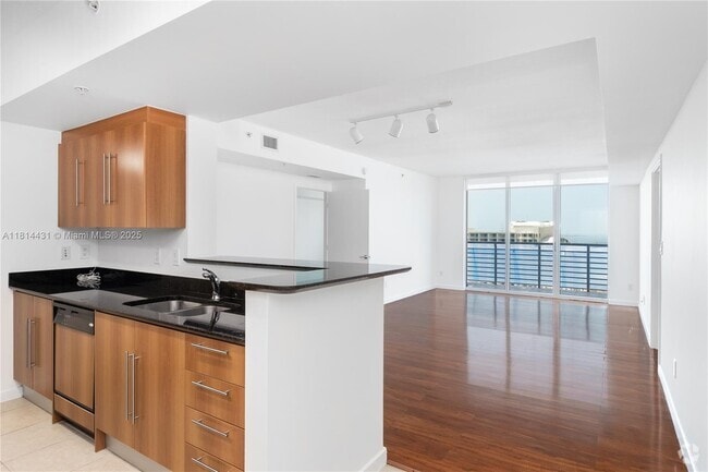 Building Photo - 335 S Biscayne Blvd Unit 3207 Rental