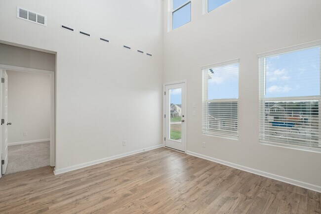 Photo - 605 Club View Way