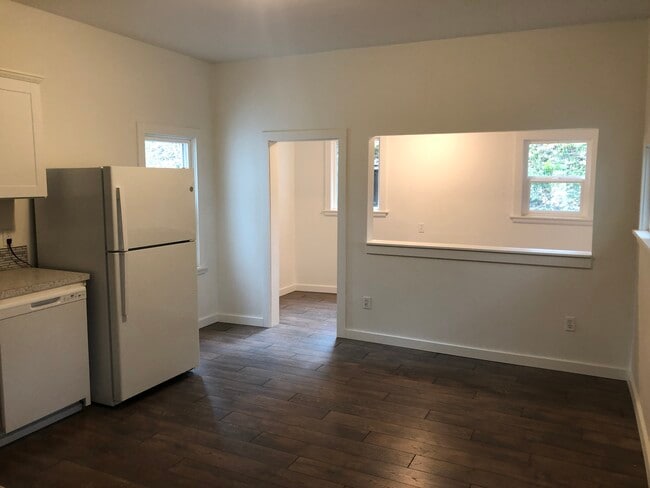 Photo - 410 E James St