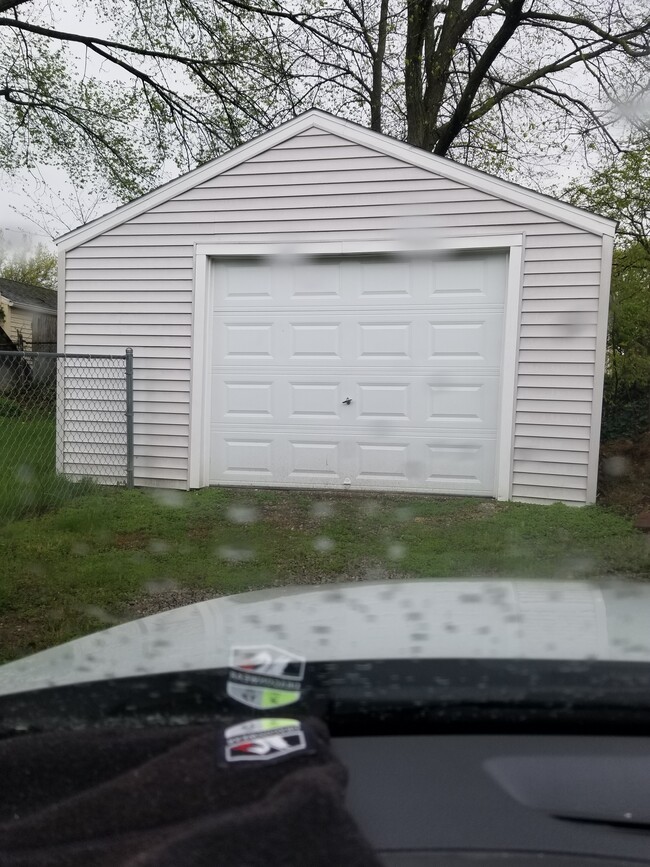 One car garage. - 2455 Albrecht Ave Casa