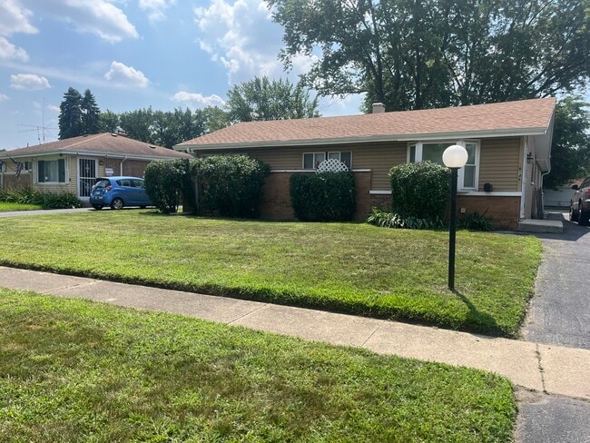 Building Photo - 16146 Cambridge Dr Rental