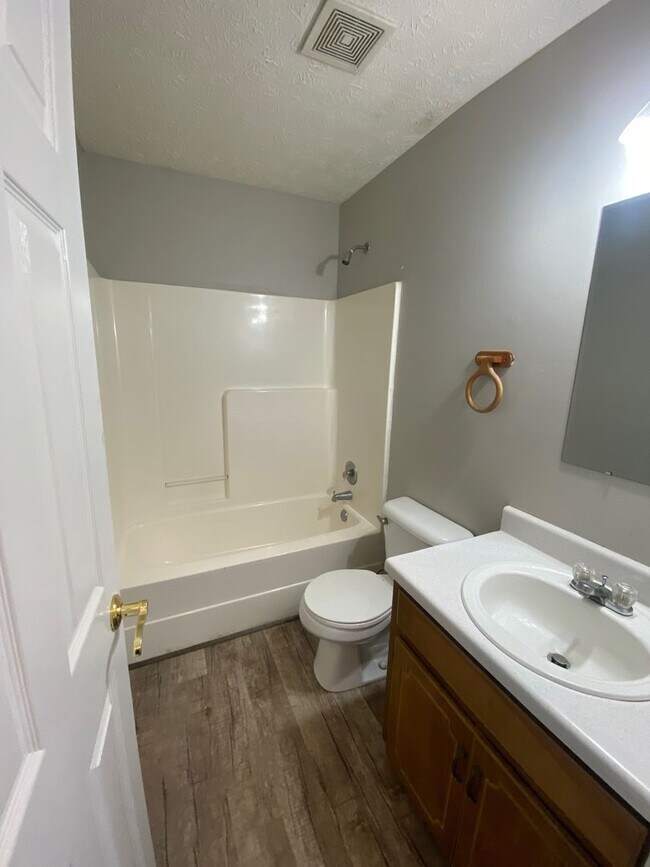 Photo - 146a College St SE