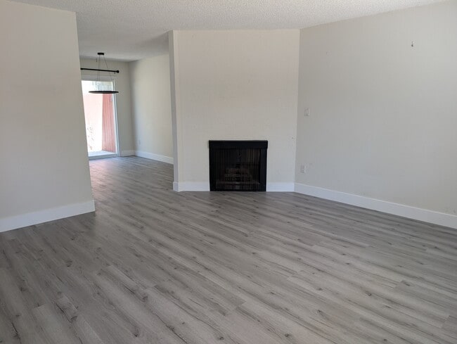 Building Photo - 5166 Dunbar Dr Unit C